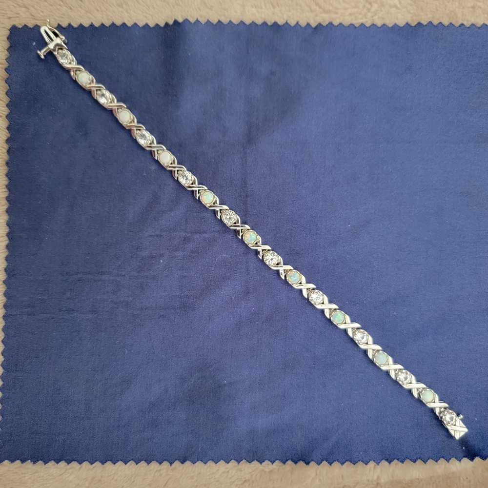 Elegant XOXO Bracelet - Picture 7 of 7